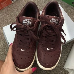Air Force 1 maroon